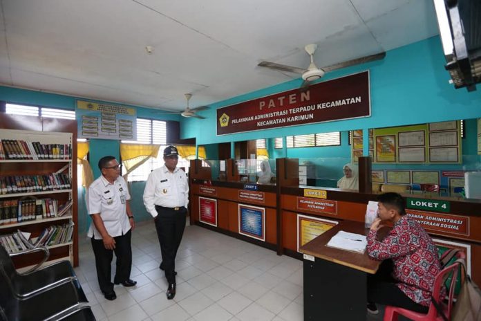 Wakil Bupati Karimun Anwar Hasyim mengecek setiap ruangan di Kantor Camat Karimun, Rabu (2/1)
