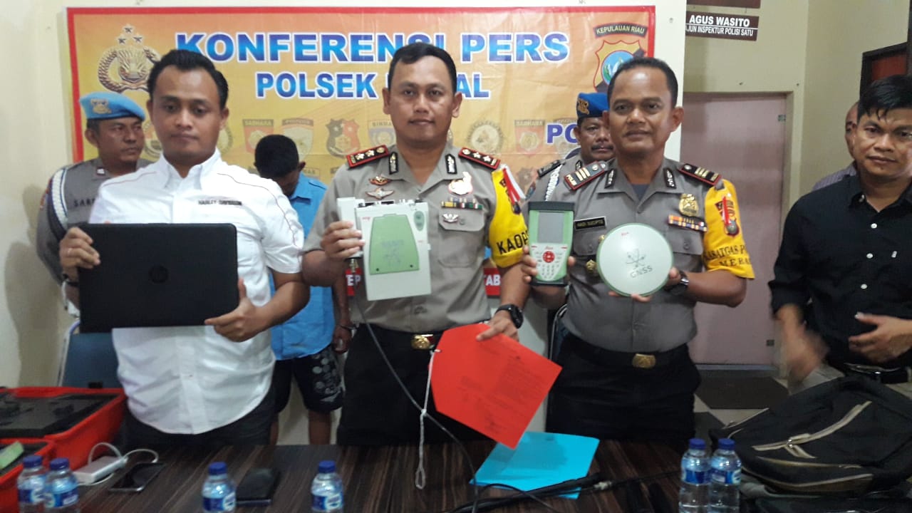 Kapolres Karimun AKBP Hengky Pramudya menunjukkan barang bukti senilai Rp871 Juta yang dicuri dua abang adik milik PT CCCI, Jumat sore (11/1) di Polsek Meral.