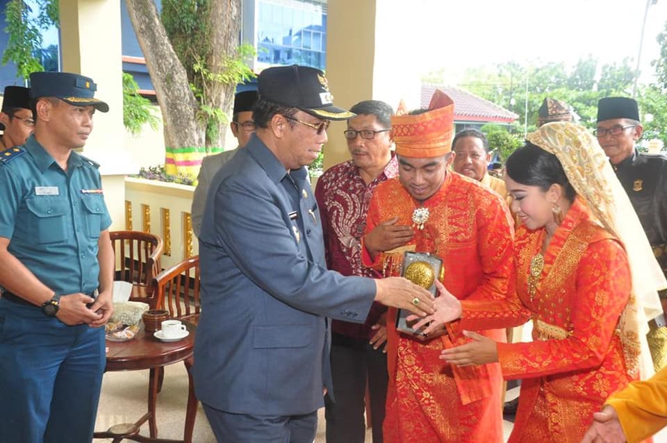 Piala adipura ketiga secara berturut-turut yang baru tiba di Karimun dan diterima Wakil Bupati Karimun Anwar Hasyim, Selasa (15/1)