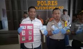 Kapolres Tanjungpinang, AKBP Ucok Lasdin Silalahi menunjukkan barang bukti serta dua oknum wartawan pemeras pejabat DPRD Kepri di Mapolres Tanjungpinang, Jumat kemarin (18/1).(Foto: Istimewa)