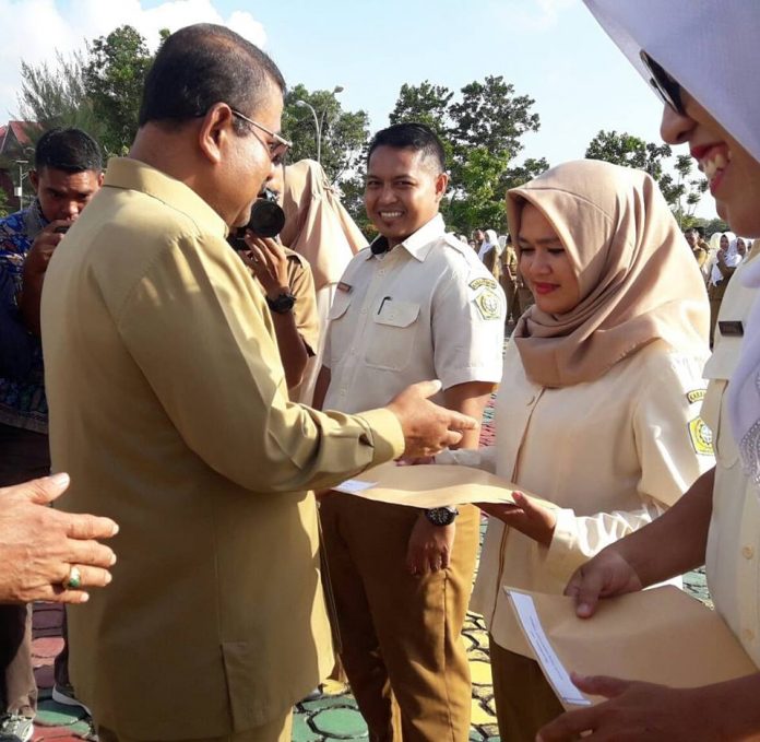 Honorer menerima SK perpanjangan kontrak yang diserahkan oleh Bupati Karimun Aunur Rafiq, Senin (7/1)