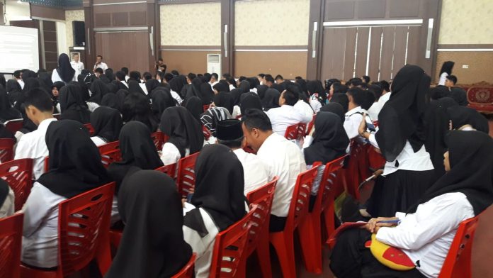 pembekalan pemberkasan CPNS Peseta lulus tes CPNS ikuti pembekalan pemberkasan di gedung serbaguna Kantor Bupati Karimun beberapa hari lalu