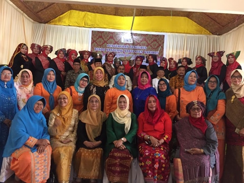 Bundo kanduang Karimun Foto bersama usai pengukuhan pengurus Bundo Kanduang periode 2019-2024 di Gedung PKSB Karimun, Minggu (17/2)