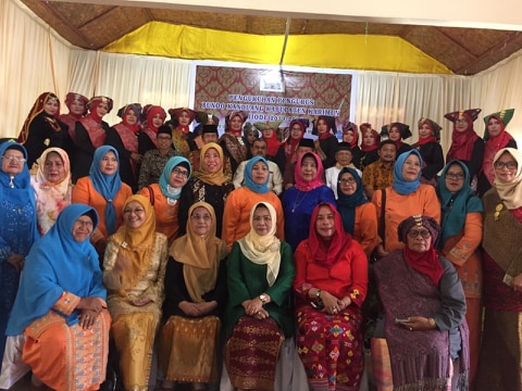 Foto bersama usai pengukuhan pengurus Bundo Kanduang periode 2019-2024 di Gedung PKSB Karimun, Minggu (17/2)