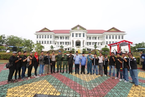 Bupati Karimun Aunur Rafiq foto bersama dengan para awak media di halaman Kantor Bupati