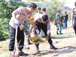 Kapolres Karimun AKBP Hengky Pramudya ikut membersihkan sampah yang berserakan di sekitar TPA Sememal Kelurahan Pasir Panjang Kecamatan Meral Barat