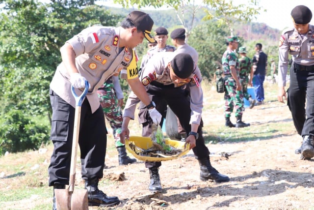 HPSN Kapolres Karimun AKBP Hengky Pramudya ikut membersihkan sampah yang berserakan di sekitar TPA Sememal Kelurahan Pasir Panjang Kecamatan Meral Barat