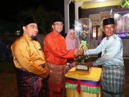 Wakil Bupati Karimun Anwar Hasyim menyerahkan piala juara umum MTQ Kecamatan Moro, yang diraih kafilah Desa Rawa Jaya, Rabu malam (27/2)