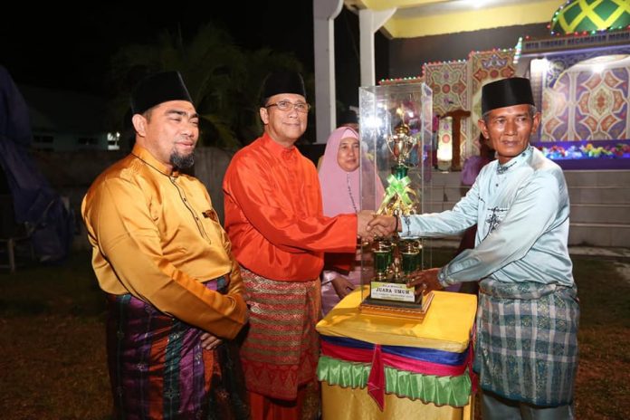Wakil Bupati Karimun Anwar Hasyim menyerahkan piala juara umum MTQ Kecamatan Moro, yang diraih kafilah Desa Rawa Jaya, Rabu malam (27/2)