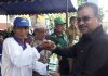 Bupati Karimun Aunur Rafiq menyerahkan abate kepada warga Kelurahan Tanjungbalai Kecamatan Karimun, Senin (4/2)