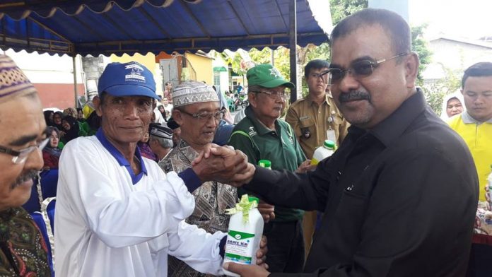 Bupati Karimun Aunur Rafiq menyerahkan abate kepada warga Kelurahan Tanjungbalai Kecamatan Karimun, Senin (4/2)