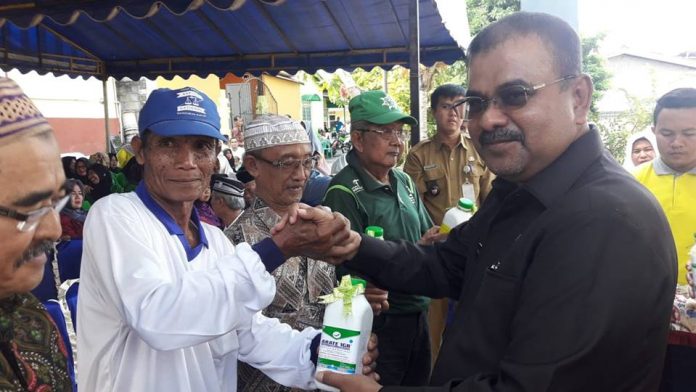 PSN sarang nyamuk Bupati Karimun Aunur Rafiq menyerahkan abate kepada warga Kelurahan Tanjungbalai Kecamatan Karimun, Senin (4/2)