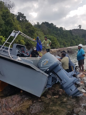 Pengelundupan Miras Tim patroli DJBC Khusus Kepri menegah kapal berkecepatan tinggi yang menyelundupkan miras, kapal pengangkut dikandaskan pelaku, Sbatu pekan lalu (9/2)