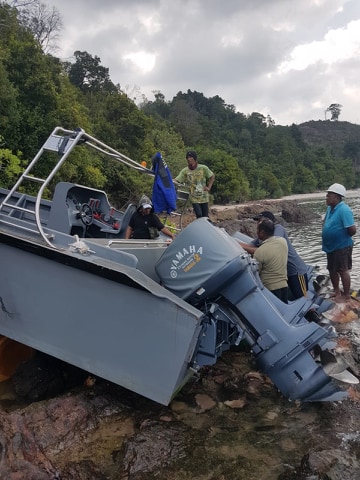 Tim patroli DJBC Khusus Kepri menegah kapal berkecepatan tinggi yang menyelundupkan miras, kapal pengangkut dikandaskan pelaku, Sbatu pekan lalu (9/2)