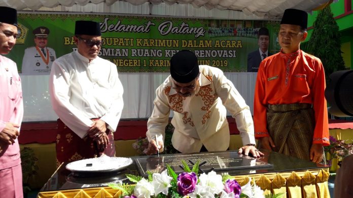 SMPN 1 Karimun Bupati Karimun Aunur Rafiq menandatangani prasasti peresmian gedung hasil renovasi di SMPN 1 Karimun, Jumat (1/2)