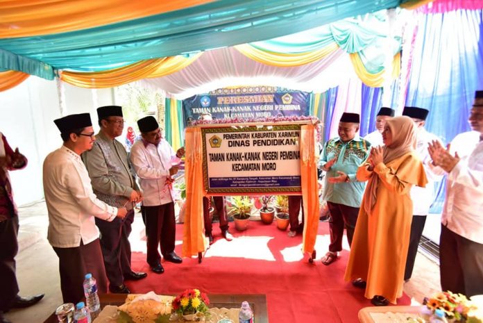 Bupati Karimun Aunur Rafiq didampingi wakilnya, Anwar Hasyim meresmikan TK Pertiwi menjadi TK Negeri Pembina Kecamatan Moro, Selasa (5/2)