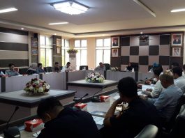 Asisten II Pemkab Karimun, Sensissiana memimpin rapat TPID di ruang rapat cempaka putih Kantor Bupati, Rabu (20/2)