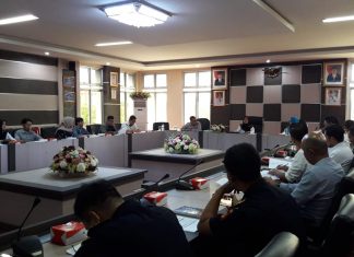 Asisten II Pemkab Karimun, Sensissiana memimpin rapat TPID di ruang rapat cempaka putih Kantor Bupati, Rabu (20/2)