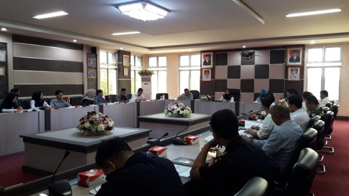 Asisten II Pemkab Karimun, Sensissiana memimpin rapat TPID di ruang rapat cempaka putih Kantor Bupati, Rabu (20/2)