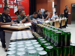 KPPBC TMP B Tanjungbalai Karimun menggelar ekspose penegahan miras dan balpres, Rabu (27/2)