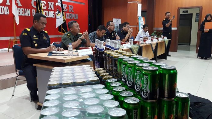 KPPBC TMP B Tanjungbalai Karimun menggelar ekspose penegahan miras dan balpres, Rabu (27/2)