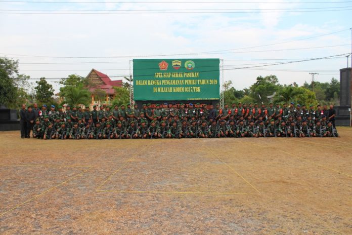Apel siap gerak KN Foto bersama usai Apel Siap Gerak Pengamanan Pemilu, yang digelar di Makodim 0317 Tanjungbalai Karimun, Senin (11/3).
