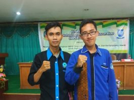 Ketua IMPKR terpilih, Muhammad Hafis (kiri) dan wakilnya, Muhammad Afham foto bersama usai Konferensi ke VIII, di Gedung Guru, Pekanbaru-Riau, Minggu (3/3)