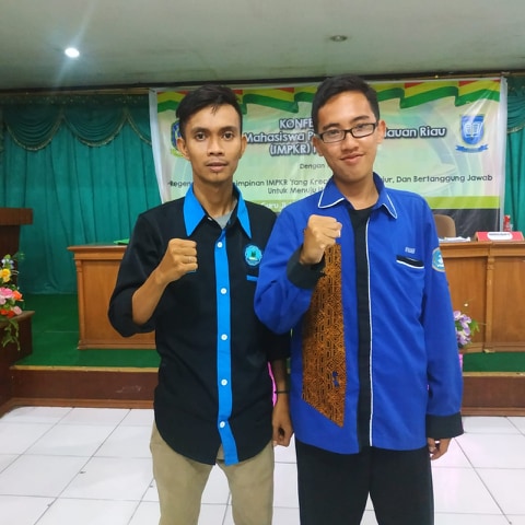 Ketua IMPKR terpilih, Muhammad Hafis (kiri) dan wakilnya, Muhammad Afham foto bersama usai Konferensi ke VIII, di Gedung Guru, Pekanbaru-Riau, Minggu (3/3)