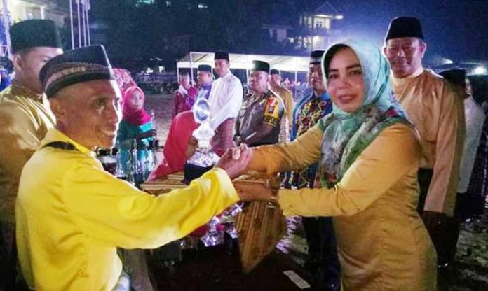 Penyerahan hadiah juara STQ Kabupaten Kepulauan Anambas ke VI Tahun 2019.