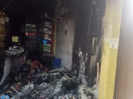 Sisa kebakaran Minimarket Sun Family di Kelurahan Sungai Raya Kecamatan Meral, Sabtu (23/3).