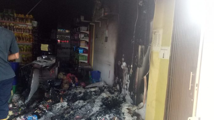 Sisa kebakaran Minimarket Sun Family di Kelurahan Sungai Raya Kecamatan Meral, Sabtu (23/3).