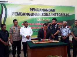 Ketua Pengadilan Negeri Tanjungbalai Karimun, Joko Dwi Atmoko menandatangani pencanangan pembangunan zona integritas menuju WBK, Selasa (5/3) di Pengadilan Negeri Tanjungbalai Karimun.