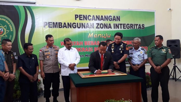 Ketua Pengadilan Negeri Tanjungbalai Karimun, Joko Dwi Atmoko menandatangani pencanangan pembangunan zona integritas menuju WBK, Selasa (5/3) di Pengadilan Negeri Tanjungbalai Karimun.