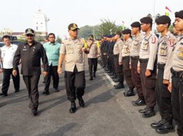 Kapolres Karimun AKBP Hengky Pramudya didampingi Bupati Karimun Aunur Rafiq mengecek kesiapan pasukan apel perisapan pengamanan Pemilu 2019, di Coastal Area, Jumat (22/3)