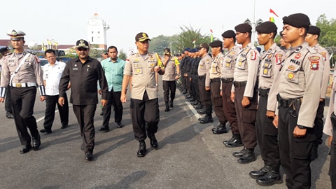 Kapolres Karimun AKBP Hengky Pramudya didampingi Bupati Karimun Aunur Rafiq mengecek kesiapan pasukan apel perisapan pengamanan Pemilu 2019, di Coastal Area, Jumat (22/3)