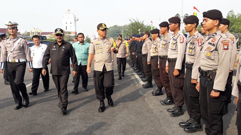 pengamanan pemilu 2019 Kapolres Karimun AKBP Hengky Pramudya didampingi Bupati Karimun Aunur Rafiq mengecek kesiapan pasukan apel perisapan pengamanan Pemilu 2019, di Coastal Area, Jumat (22/3)