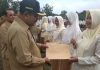 Bupati-Karimun,-Dr-H-Aunur-Rafiq-Serahkan-SK-Honor-Kontrak-Di-Lima-Kecamatan-(2)