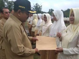 Bupati-Karimun,-Dr-H-Aunur-Rafiq-Serahkan-SK-Honor-Kontrak-Di-Lima-Kecamatan-(2)