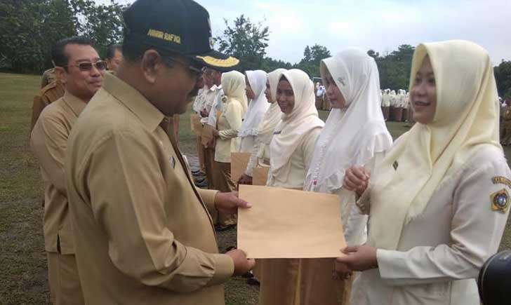 Bupati Karimun, Dr H Aunur Rafiq Serahkan SK Honor Kontrak Di Lima Kecamatan