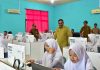 Bupati Karimun H Aunur Rafiq saat meninjau pelaksanaan ujian UNBK di SMA N 1 Kundur