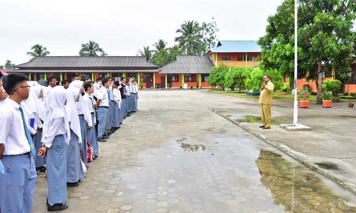 Bupati-Tinjau-UNBK-SMAN-1-Kundur-(2)