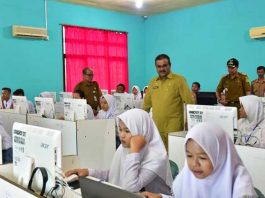 Bupati Karimun H Aunur Rafiq saat meninjau pelaksanaan ujian UNBK di SMA N 1 Kundur
