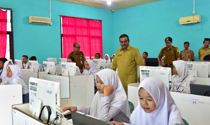 Bupati Tinjau UNBK SMAN 1 Kundur