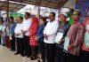 Bupati Karimun, H Aunur Rafiq, Gubernur Kepri, H Nurdin Basirun, dan BPN, setelah menyerahkan serifikat tanah gratis, di Balai Pemuda dan Olahraga Tanjungbatu Kota, Rabu (10/04/19).
