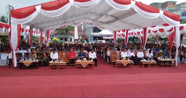 Bupati-dan-Gubernur-Serahkan-25-Ribu-Sertifikat-Gratis-Program-Jokowi-(2)