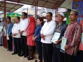 Bupati Karimun, H Aunur Rafiq, Gubernur Kepri, H Nurdin Basirun, dan BPN, setelah menyerahkan serifikat tanah gratis, di Balai Pemuda dan Olahraga Tanjungbatu Kota, Rabu (10/04/19).