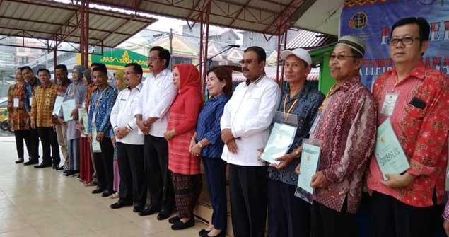Bupati-dan-Gubernur-Serahkan-25-Ribu-Sertifikat-Gratis-Program-Jokowi Bupati Karimun, H Aunur Rafiq, Gubernur Kepri, H Nurdin Basirun, dan BPN, setelah menyerahkan serifikat tanah gratis, di Balai Pemuda dan Olahraga Tanjungbatu Kota, Rabu (10/04/19).