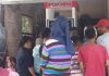 Antrian BBM Minyak tanah di Kios Asiang