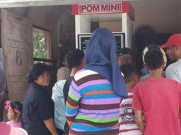 Antrian BBM Minyak tanah di Kios Asiang