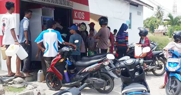 Antrian warga saat membeli BBM jenis minyak tanah, di salah satu kios BBM di Kundur.